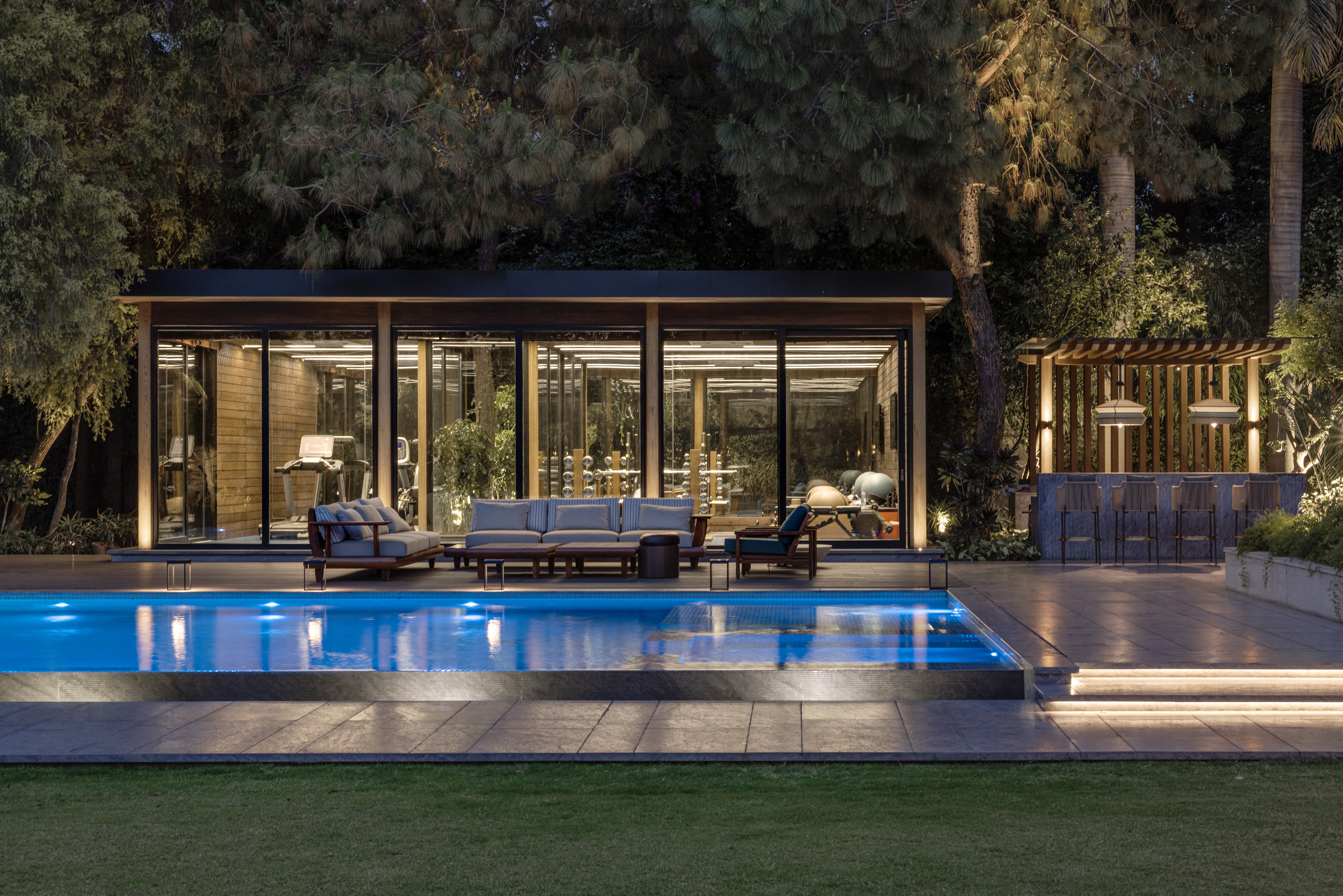 Span Floors – Exterior Wood Decking – Vulcan LVG – Linear Plank – Abodo Outdoor wood decking and pavilion area at Vasant Kunj Farmhouse by Span Floors